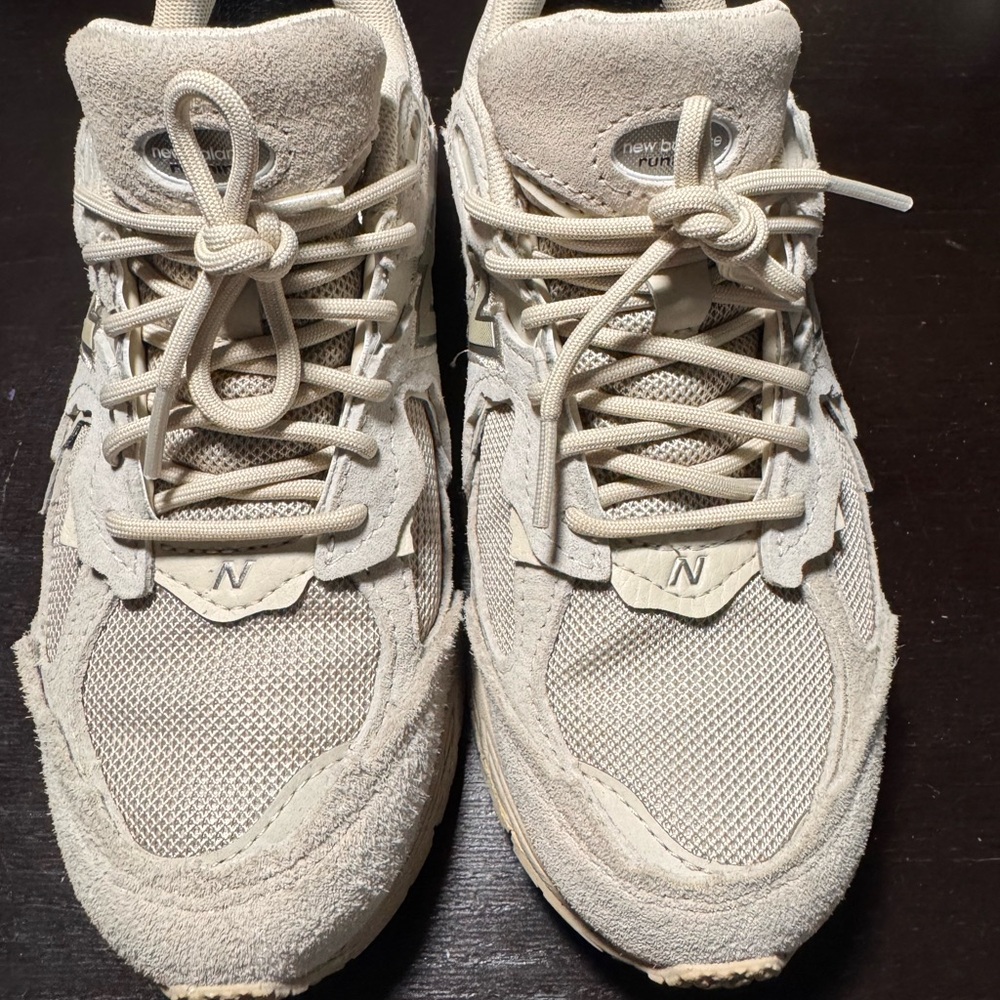 Women’s New Balance 2002R Gore-Tex Sneakers – Beige/Cream – Worn Twice